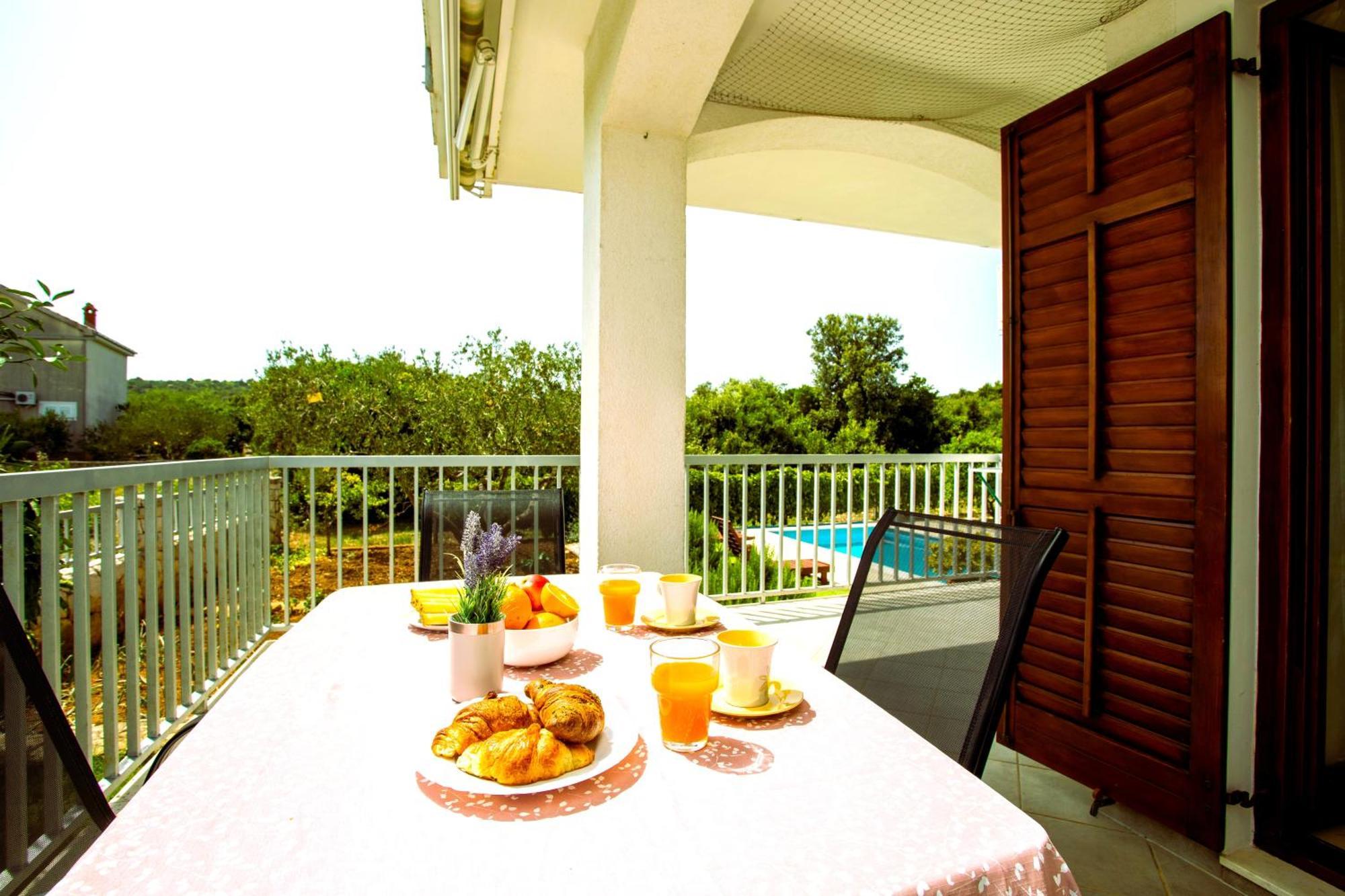 Holiday House Nena With Pool Vinišće エクステリア 写真