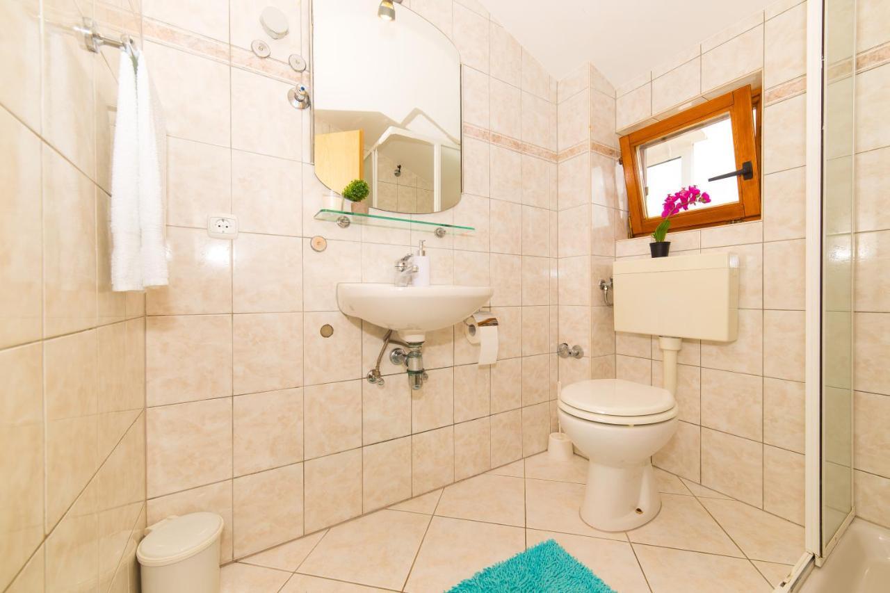 Holiday House Nena With Pool Vinišće エクステリア 写真