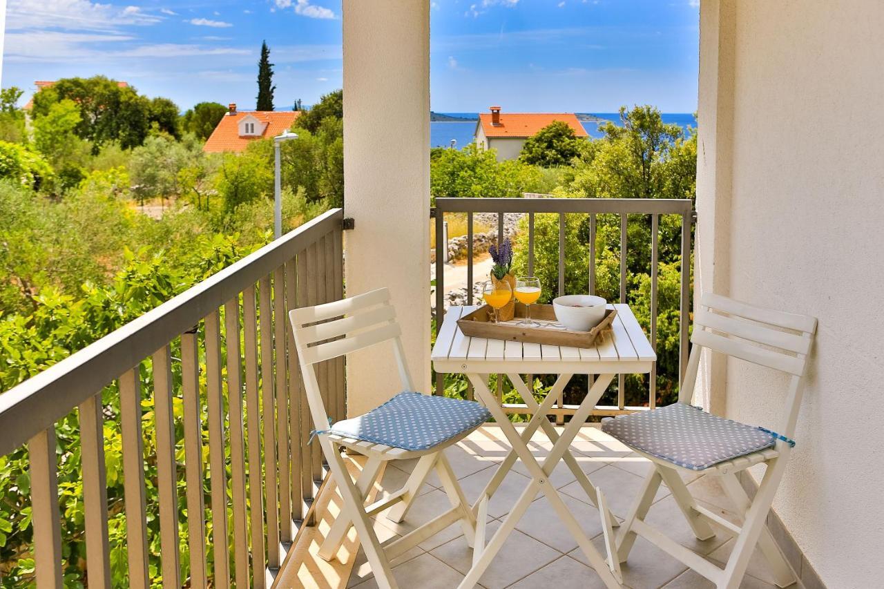 Holiday House Nena With Pool Vinišće エクステリア 写真